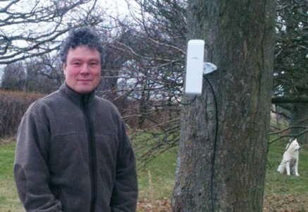 Morten Kjeldgaard med antenne på træ